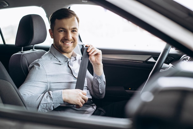 車の中で安全ベルトを締める男