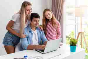 Foto gratuita l'uomo o il padre sta lavorando a casa utilizzando il notebook del computer con l'abbraccio della figlia dalla madre della donna