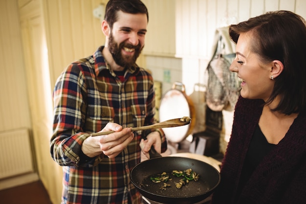 Foto gratuita uomo che alimenta il cibo alla donna