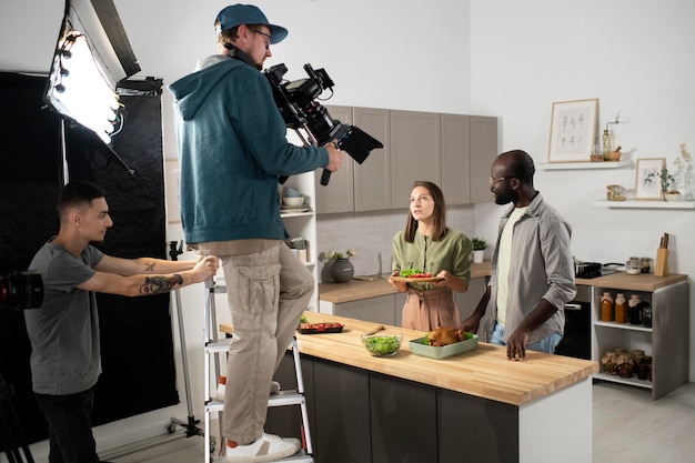 Foto gratuita uomo che filma con una telecamera professionale