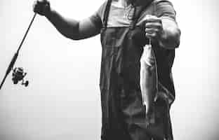 Бесплатное фото Человек, ловивший рыбу у озера