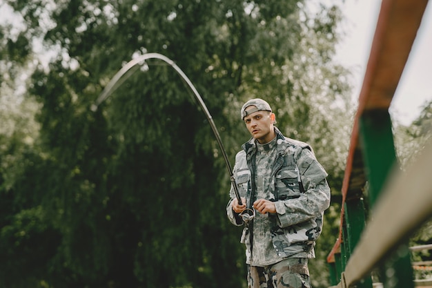 L'uomo pesca e tiene la canna da pesca