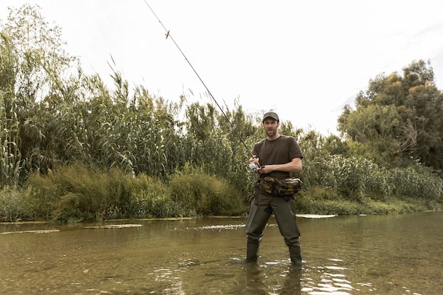 Uomo pesca al fiume