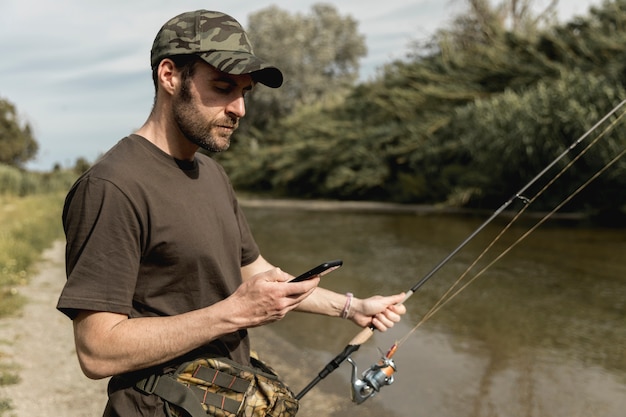 Uomo pesca al fiume