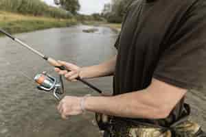 Foto gratuita uomo pesca al fiume