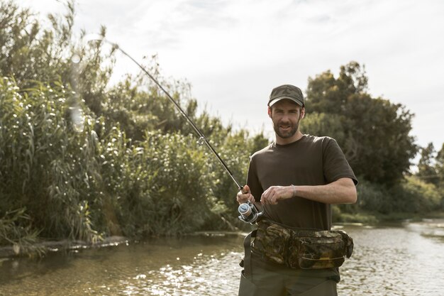 Uomo pesca al fiume