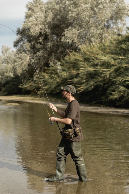 Uomo pesca al fiume