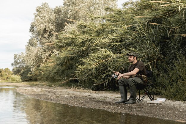 Uomo pesca al fiume