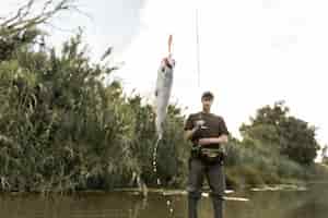 Foto gratuita uomo pesca al fiume