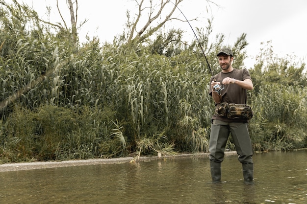 Uomo pesca al fiume