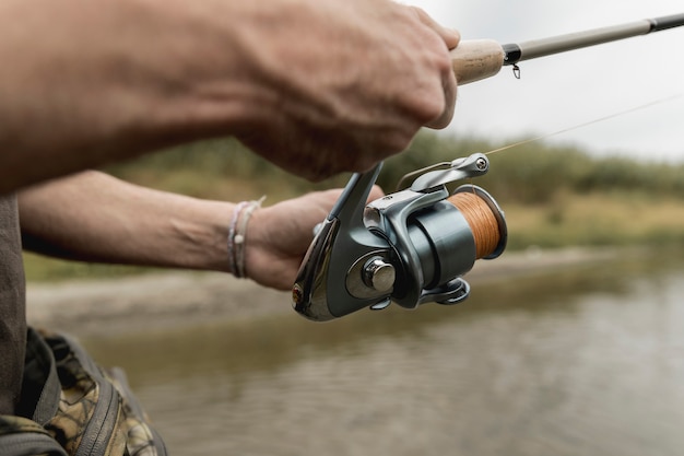 Uomo pesca al fiume