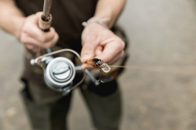 Foto gratuita uomo pesca al fiume