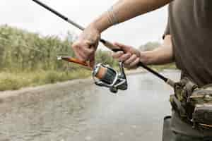 Foto gratuita uomo pesca al fiume