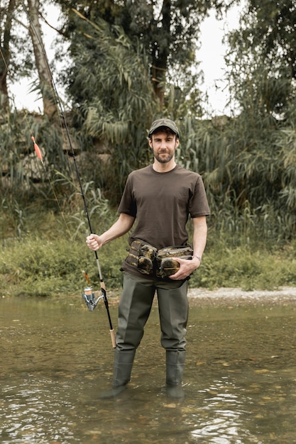 Uomo pesca al fiume