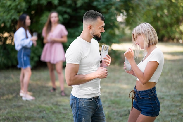 外のパンデミック後の女性といちゃつく男