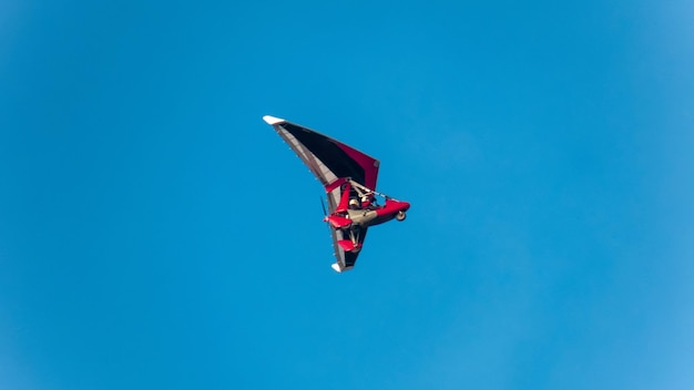 Free photo man flying in motorized hang glider in liverpool united kingdom