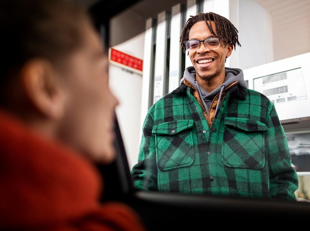 Foto gratuita uomo alla stazione di servizio con l'auto