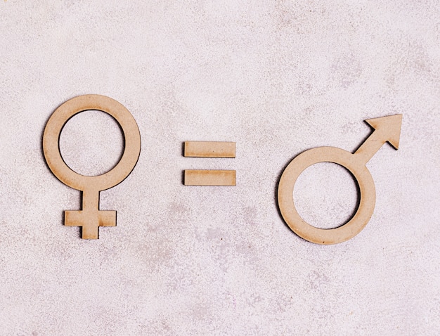 Мужские гендерные символы равны женскому гендерному символу на мраморном фоне