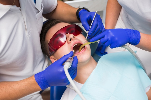 Человек получает стоматологические процедуры