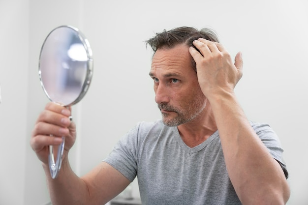 Foto gratuita uomo che si sottopone a un trattamento per la caduta dei capelli