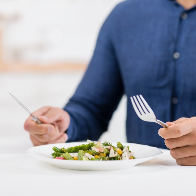 無料写真 バレンタインデーのディナーで食べる準備をしている男