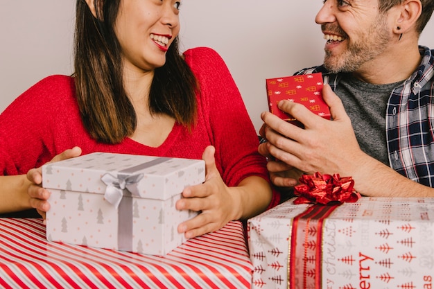 Free photo man gifting something to girlfriends