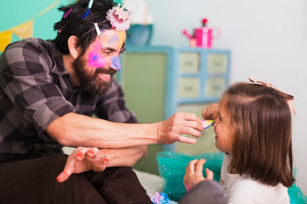 Free photo man and girl playing in beauty salon