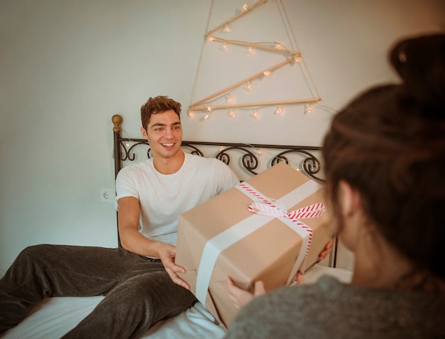 Uomo che dà grande regalo alla donna