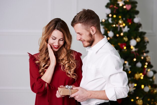 男性が女性にクリスマスプレゼントを贈る