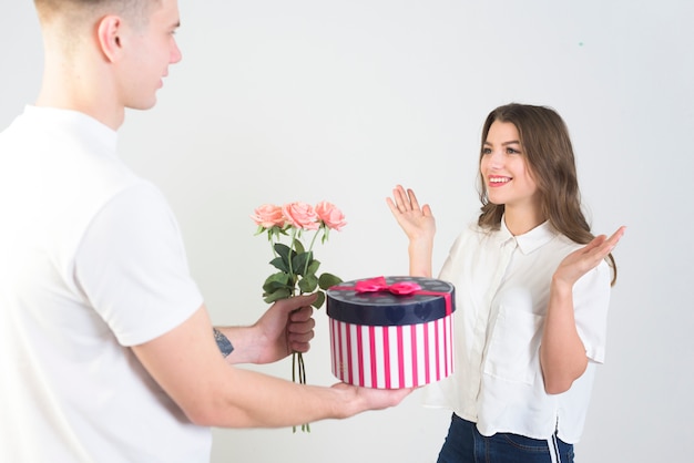 Free photo man giving gifts to amazed woman