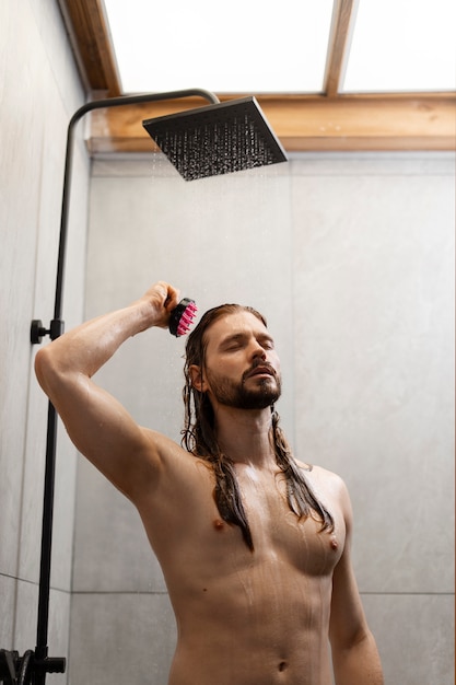 Foto gratuita uomo che si fa un massaggio al cuoio capelluto