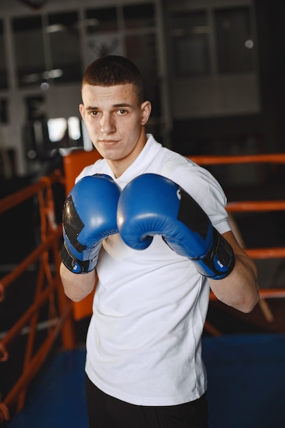 Uomo in guanti. boxer in abbigliamento sportivo. ragazzo con una maglietta.