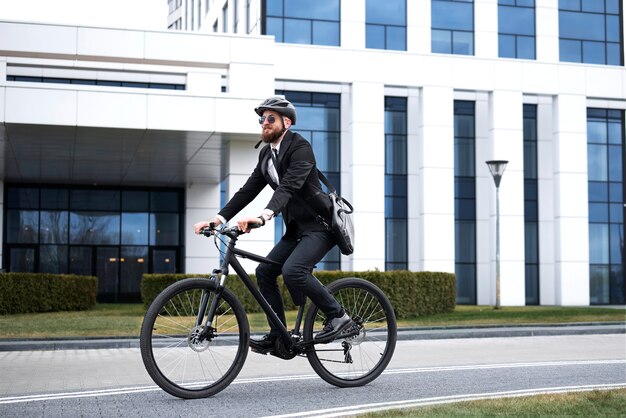 自転車のフルショットで働く男