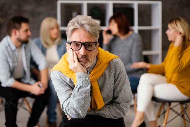 Uomo alla terapia di gruppo