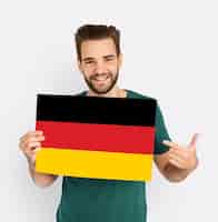 Бесплатное фото Человек руки держат флаг германии deutschland патриотизм