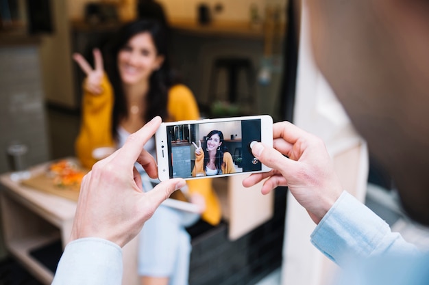 Free photo man hands taking photo of smiling woman