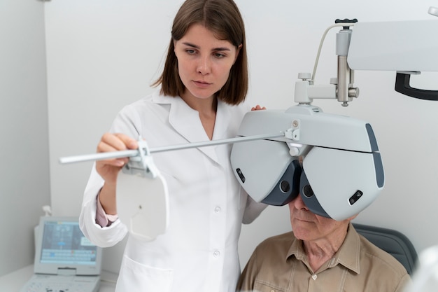 無料写真 眼科クリニックで視力検査を受けている男性