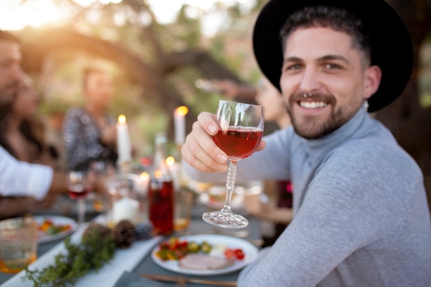 Foto gratuita l'uomo si diverte a una festa di capodanno