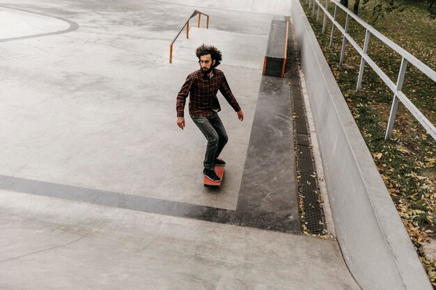 Человек веселится со скейтбордом на улице