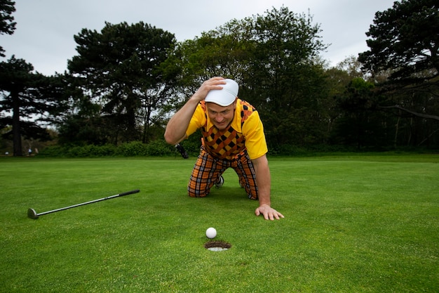 Foto gratuita uomo che ha una partita di golf all'aperto sul campo