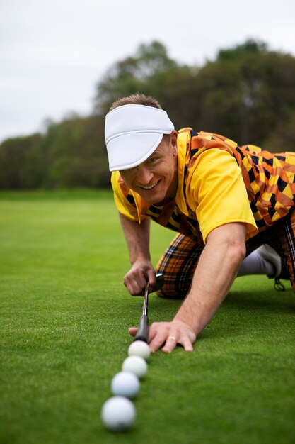 屋外でゴルフのゲームをする男性