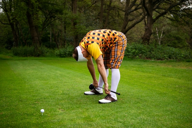 屋外でゴルフのゲームをする男性