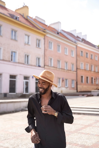 Foto gratuita uomo che fa uno spettacolo di danza latina in città