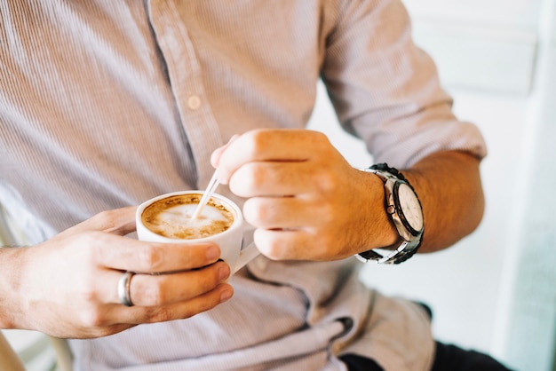 Foto gratuita l'uomo che ha latte in caffè