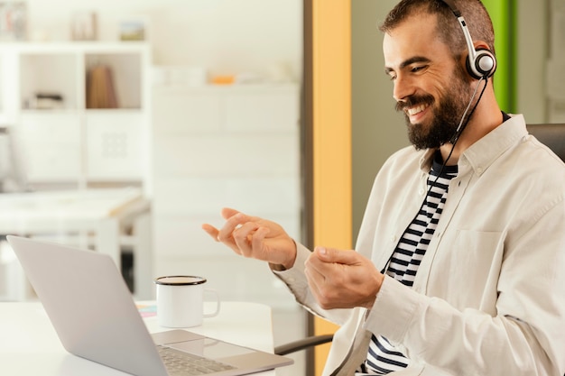 Foto gratuita uomo che ha una riunione online per lavoro