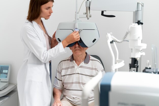 Человек, имеющий проверку офтальмологии