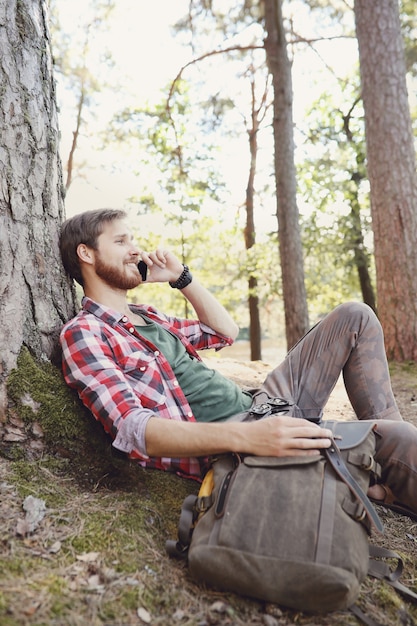 Foto gratuita uomo che fa un'escursione nella foresta