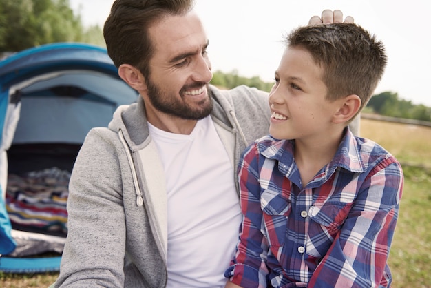 Foto gratuita l'uomo e suo figlio in campeggio nel fine settimana