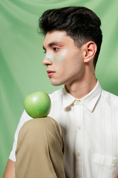 Man holding apple on knee