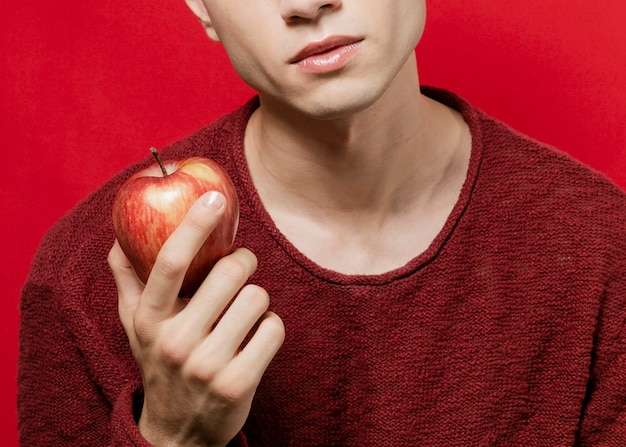 Man holding apple in right hand